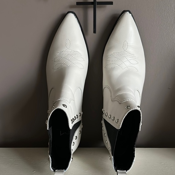 Marc Fisher White Yente Chelsea Boot Western, Stud Accents, Scalloped Stitching - Picture 4 of 10